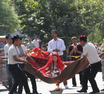 新疆伊宁第五届民俗文化节展示不同民族婚礼