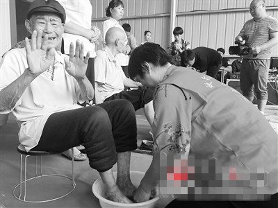 沙河一村庄举办孝道活动 志愿者为30位老人洗脚