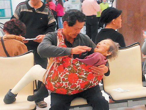 台湾61岁退休官员抱母求医(图)