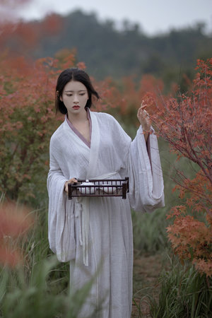 美女脱掉衣服
